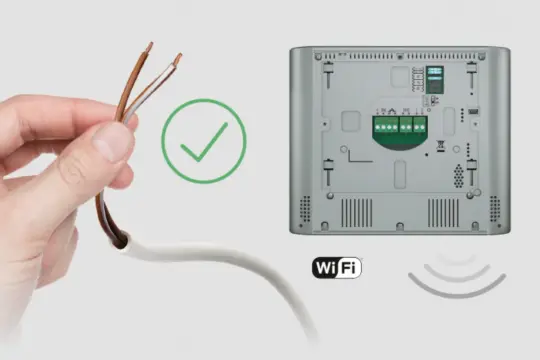 Wybór odpowiedniego kabla do domofonu i elektrozaczepu jest kluczowy. Tutaj widzimy przygotowane przewody i tył urządzenia.