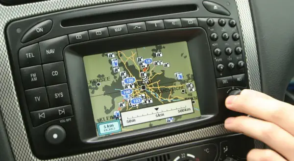 Gdzie zaktualizować nawigację? Na ekranie systemu multimedialnego samochodu widać mapę z trasą.