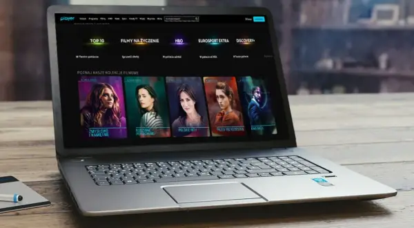 Na ekranie laptopa widać stronę serwisu Player.pl z filmami i serialami. Czy za playera trzeba płacić? Sprawdź ofertę i poznaj kolekcje filmowe.