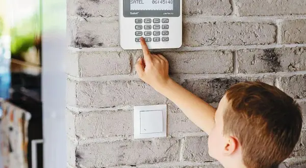 Jak wyłączyć alarm w domu - proste sposoby na szybkie dezaktywowanie