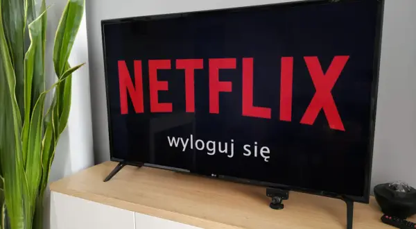 Telewizor LG z logo Netflix. Dowiedz się, jak zainstalować Netflix na telewizorze LG i zacznij oglądać ulubione seriale.