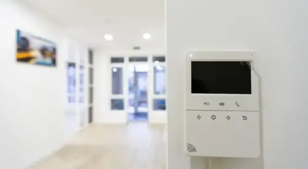 Jak zrobić alarm w domu – uniknij włamań i zabezpiecz swoją przestrzeń