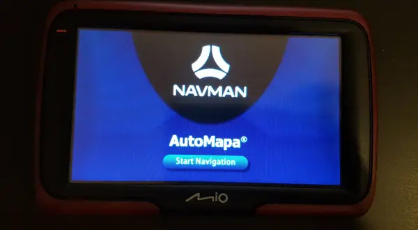 Nawigacja Mio z logo Navman i AutoMapa. Chcesz wiedzieć, jak zaktualizować nawigację Mio?
