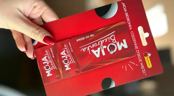 Dłoń trzyma kartę Moja Biedronka. Rejestracja karty krok po kroku jest prosta, by codziennie zyskiwać więcej.