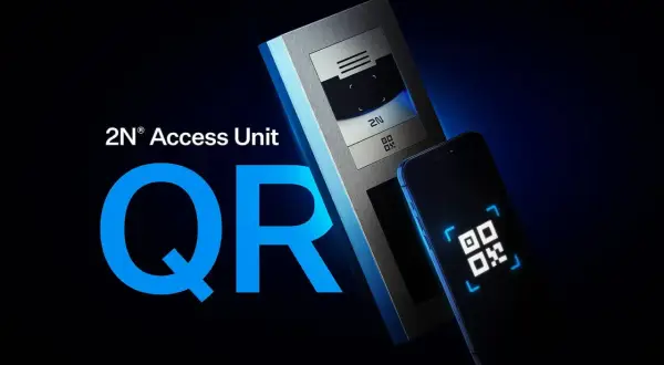 Domofon 2N Access Unit i smartfon z kodem QR na ekranie.