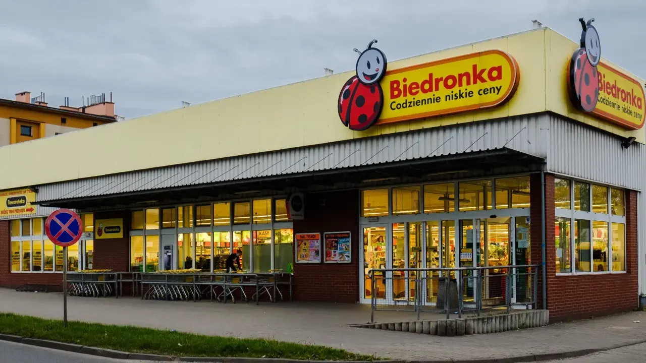 Sklep Biedronka z charakterystycznym logo. Dowiedz się, jak zarejestrować kartę Moja Biedronka, by korzystać z promocji.