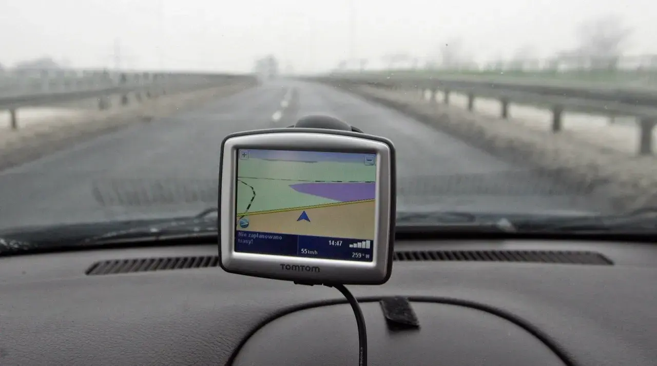 Nawigacja TomTom na desce rozdzielczej pokazuje mapę. Zastanawiasz się, jak zaktualizować mapę w nawigacji, by zawsze trafiać do celu?