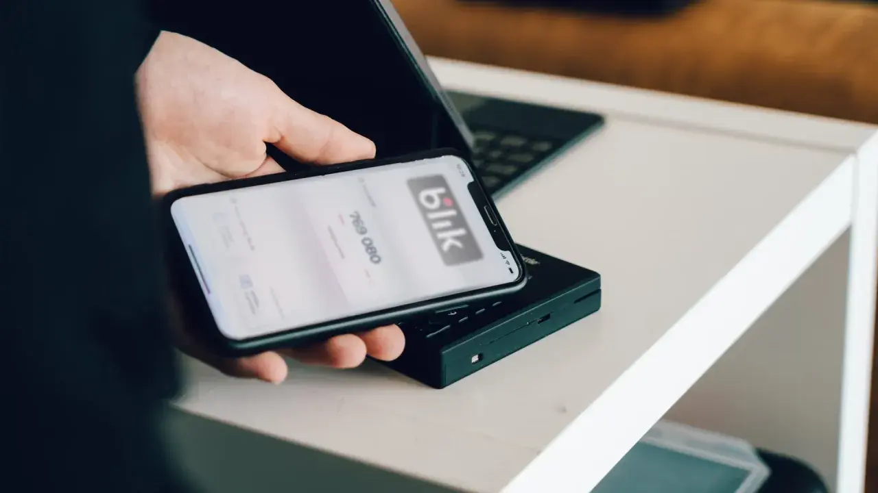 Dłoń trzyma smartfon z aplikacją Blik. Dowiedz się, jak zmienić limit Blik PeoPay.