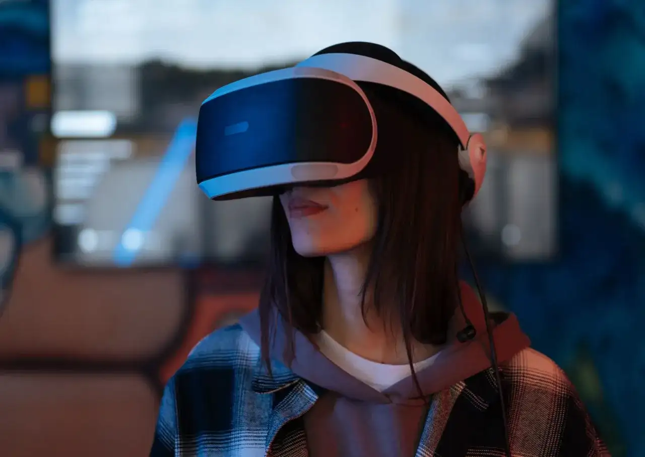 Kobieta w goglach VR, zanurzona w wirtualnym świecie. Czy to jest vr tube?