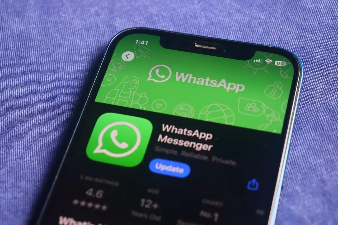 Ekran telefonu z aplikacją WhatsApp. Widoczny przycisk 