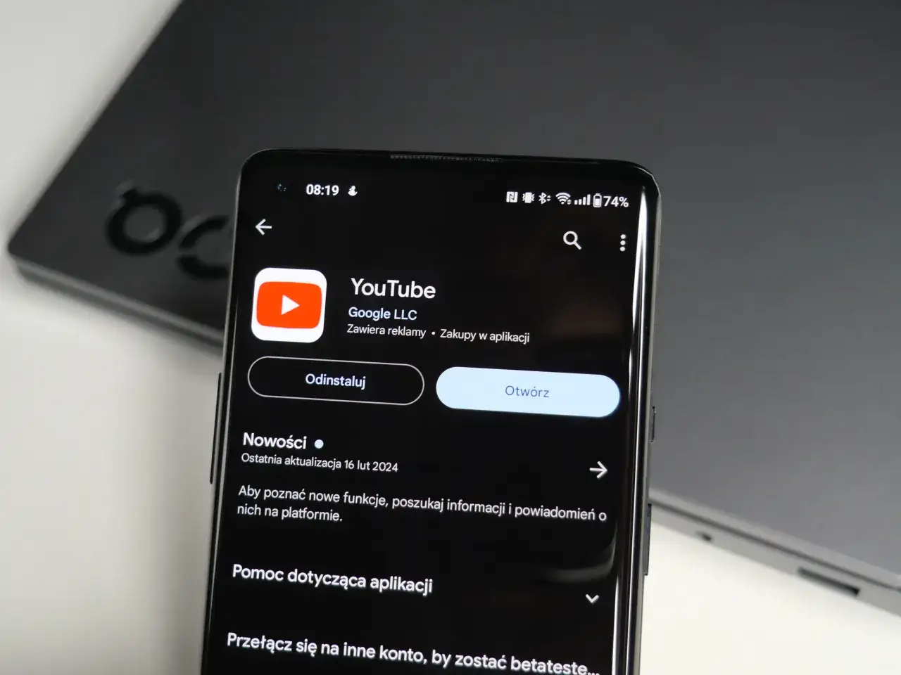 Ekran telefonu pokazuje informacje o aplikacji YouTube, w tym datę ostatniej aktualizacji. Dowiedz się, jak zaktualizować aplikację YouTube, aby korzystać z nowych funkcji.