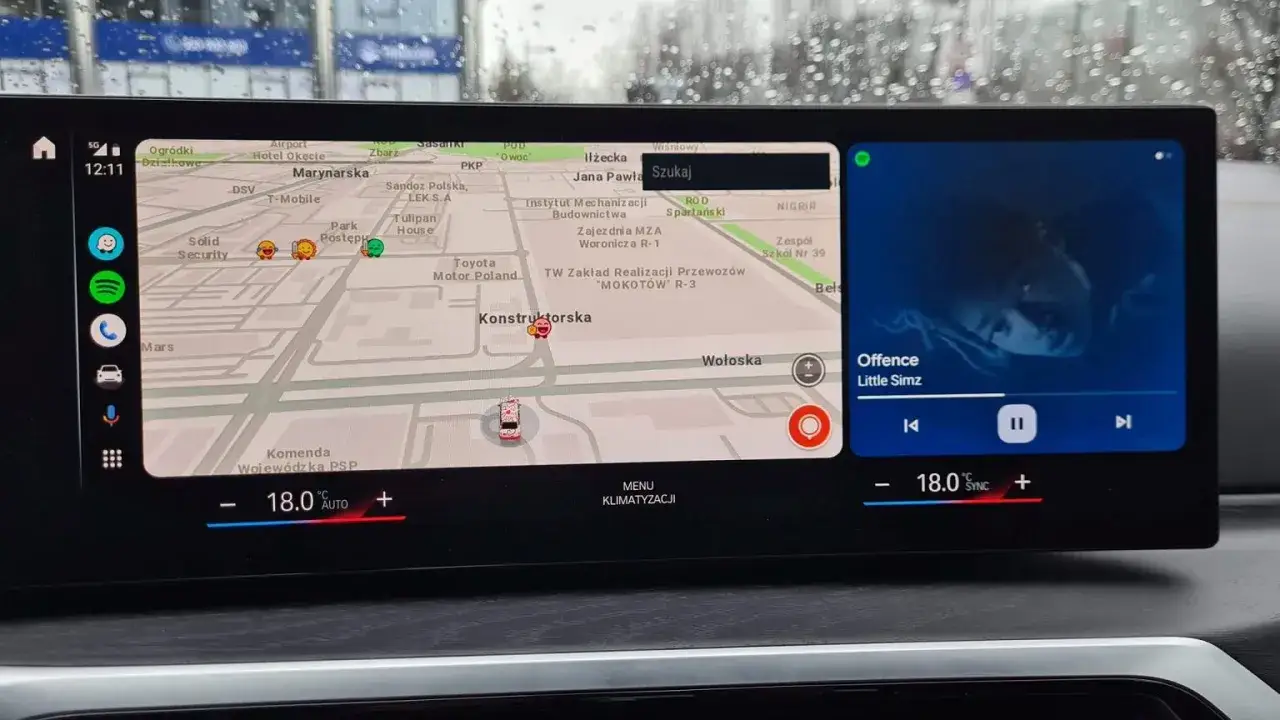 Na ekranie samochodu widać mapę z nawigacją i odtwarzacz muzyki. Dostępne są różne android auto aplikacje, np. Spotify.