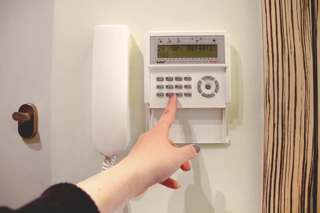 Zdjęcie Jak wyłączyć alarm w domu - proste sposoby na szybkie dezaktywowanie