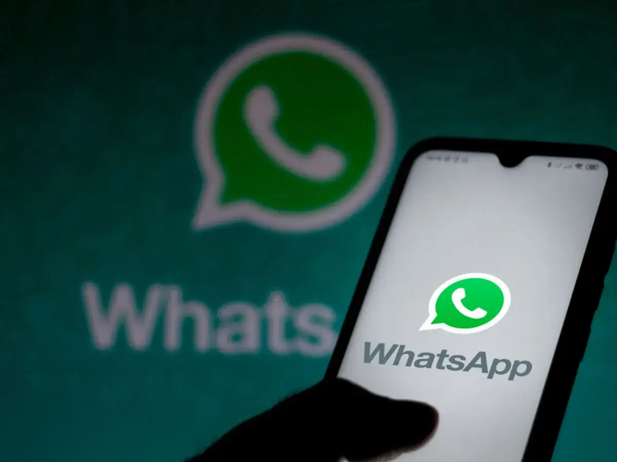 Smartfon z logo WhatsApp. Dowiedz się, jak założyć WhatsAppa na telefonie, by zacząć rozmowy.
