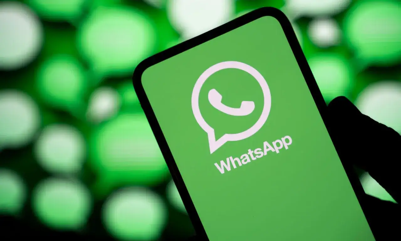 Ekran telefonu z logo WhatsApp. Dowiedz się, jak zrobić aktualizację WhatsApp, aby korzystać z najnowszych funkcji.