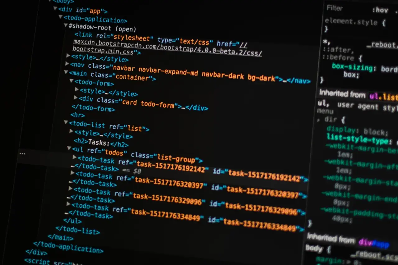 Kod HTML i CSS w Notepad++ pokazuje, jak zrobić stronę internetową. Widoczne są elementy listy zadań i stylów.