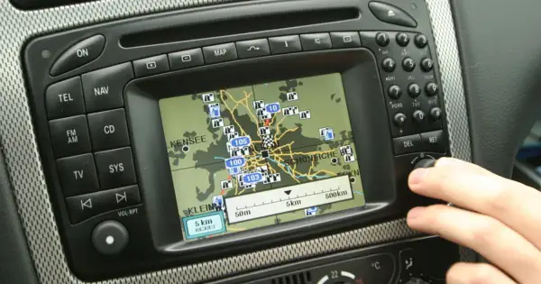 Gdzie zaktualizować nawigację? Na ekranie systemu multimedialnego samochodu widać mapę z trasą.