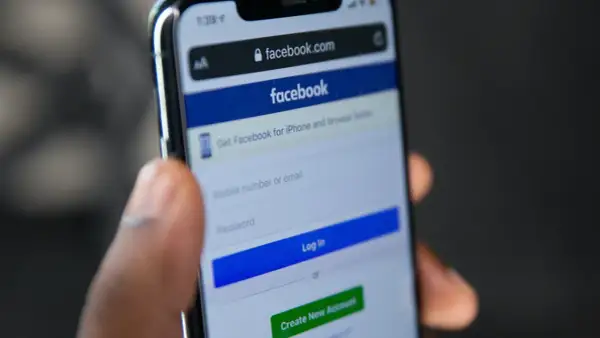 Ekran logowania Facebooka na telefonie. Szukasz odpowiedzi, jak odzyskać konto na FB bez maila i telefonu?