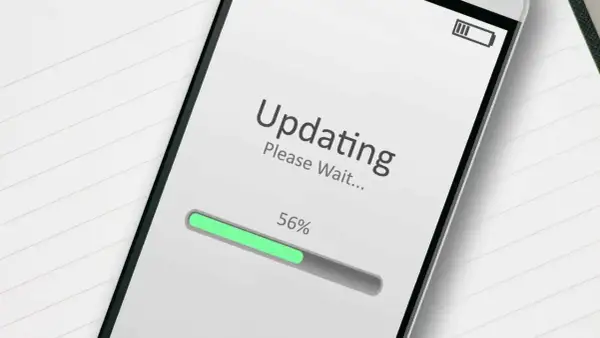 Ekran telefonu Samsung z napisem "Updating. Please Wait..." i paskiem postępu na 56%. To pokazuje, jak zaktualizować telefon Samsung.