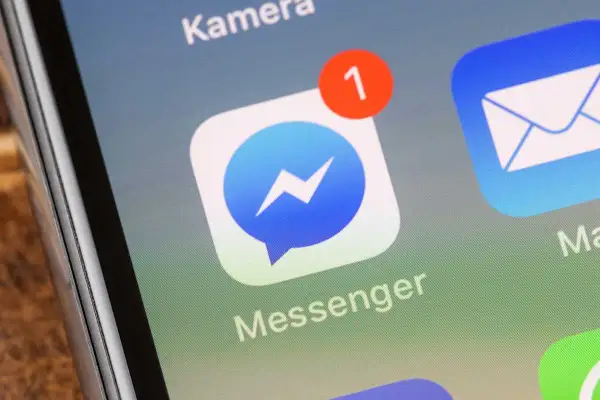 Ikona Messengera z czerwoną kropką i cyfrą "1" na ekranie telefonu. Chcesz wiedzieć, jak odinstalować Messengera?