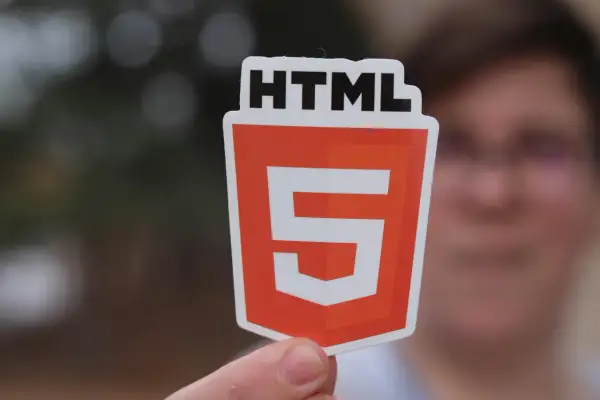 Naklejka z logo HTML5. Chcesz wiedzieć, jak zrobic stronę html? To pierwszy krok!