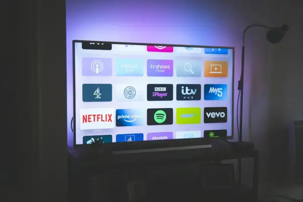Jak zainstalować VOD na telewizorze LG? Ekran telewizora z ikonami aplikacji streamingowych: Netflix, Prime Video, Spotify, Vevo i innymi.