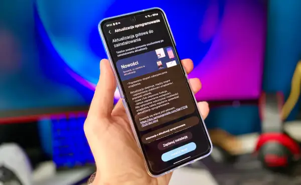Instrukcja jak zaktualizować Androida Samsung. Telefon pokazuje ekran z informacją o dostępnej aktualizacji oprogramowania, z opcjami "Zaplanuj instalację" i "Instaluj teraz".