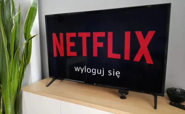 Telewizor LG z logo Netflix. Dowiedz się, jak zainstalować Netflix na telewizorze LG i zacznij oglądać ulubione seriale.
