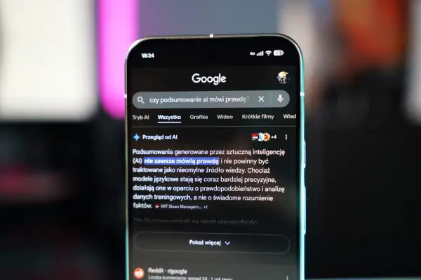 Szukasz informacji, jak wyłączyć AI overview Google? Na ekranie telefonu widać wyszukiwarkę Google z zapytaniem o podsumowania AI.