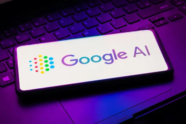 Smartfon z logo Google AI na klawiaturze. Czy da się wyłączyć przegląd od AI?