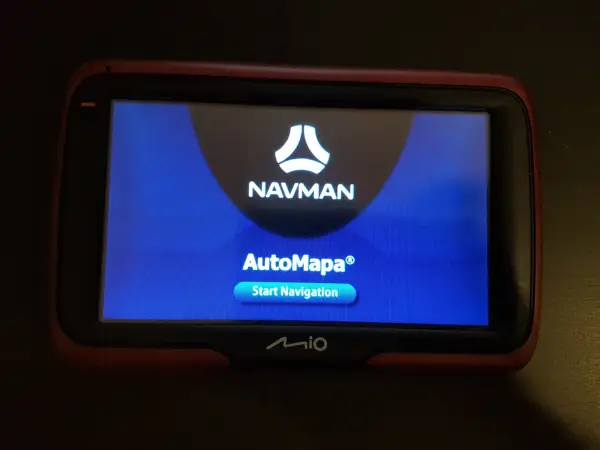 Nawigacja Mio z logo Navman i AutoMapa. Chcesz wiedzieć, jak zaktualizować nawigację Mio?