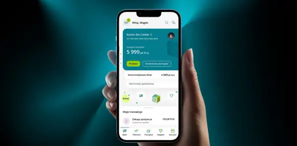 Widok aplikacji mobilnej Credit Agricole, pokazujący jak zalogować się do banku. Na ekranie widać saldo konta i dostępne opcje.