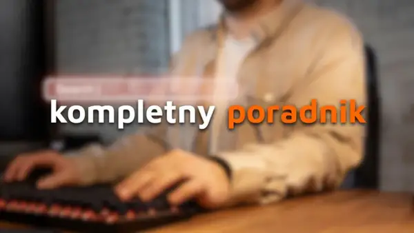 Kompletny poradnik: jak zabezpieczyć stronę internetową. Osoba pisze na klawiaturze, szukając informacji o bezpieczeństwie online.