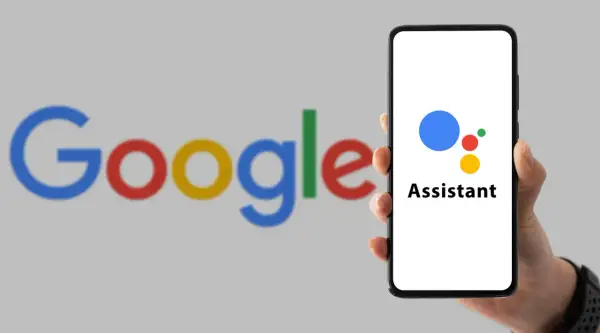 Dłoń trzyma smartfon z logo Asystenta Google. Dowiedz się, jak wyłączyć funkcje AI w Google.