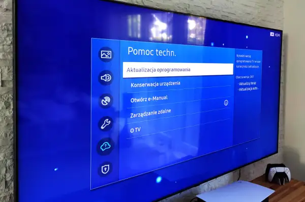 Menu pomocy technicznej telewizora z opcją "Aktualizacja oprogramowania". Dowiedz się, jak zaktualizować oprogramowanie telewizora, aby cieszyć się nowymi funkcjami.