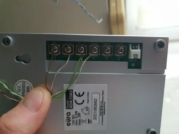 Podłączanie domofonu Orno: widoczne zaciski śrubowe i złącze DC12V. Pomoc w instalacji.