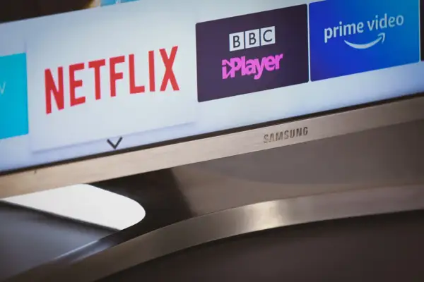 Ekran telewizora Samsung z ikonami Netflix, BBC iPlayer, Prime Video. Dowiedz się, jak zaktualizować przeglądarkę w TV Samsung, by cieszyć się nowymi funkcjami.