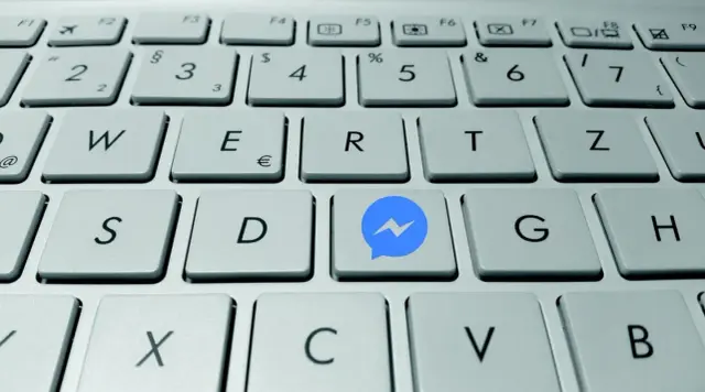 Klawiatura z ikoną Messengera. Dowiedz się, jak zaktualizować Messengera, by cieszyć się nowymi funkcjami.